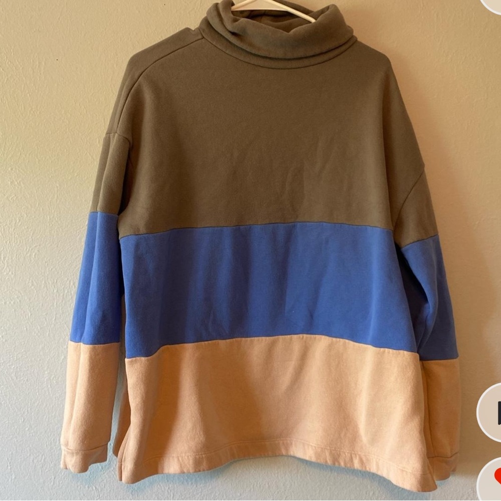 EMMA CHAMBERLAIN TURTLE NECK SWEATSHIRT